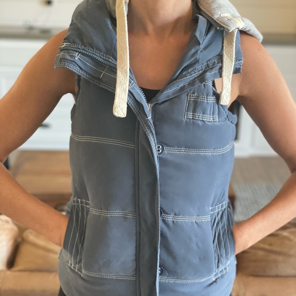 Puff vest with removable hood